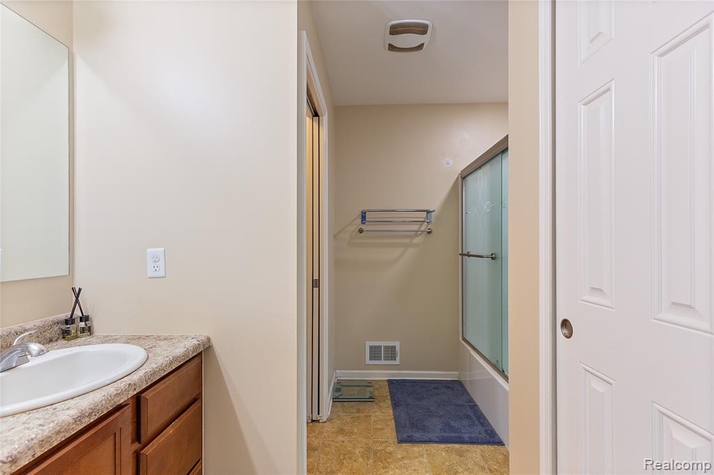 28547 Oakmonte Circle E, New Hudson, MI 48165 — Photo 27