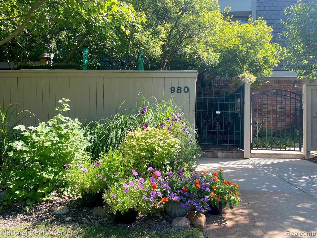 980 Stratford Lane E, Bloomfield Hills, MI 48304 — front exterior