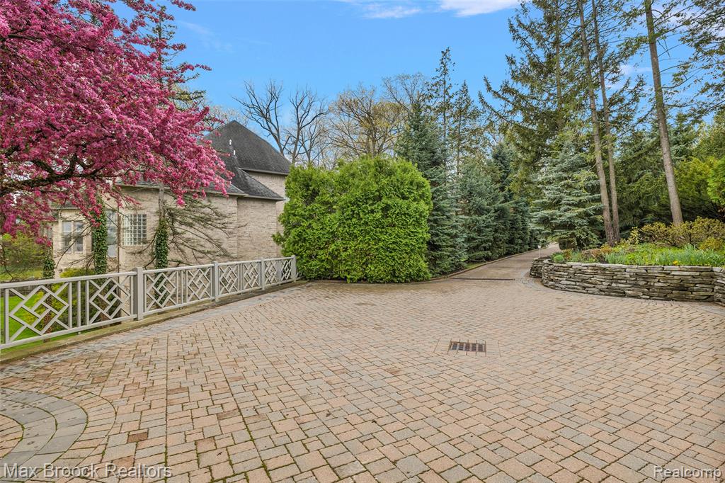 3945 Kirkland Court, Bloomfield Hills, MI 48302 — Photo 2