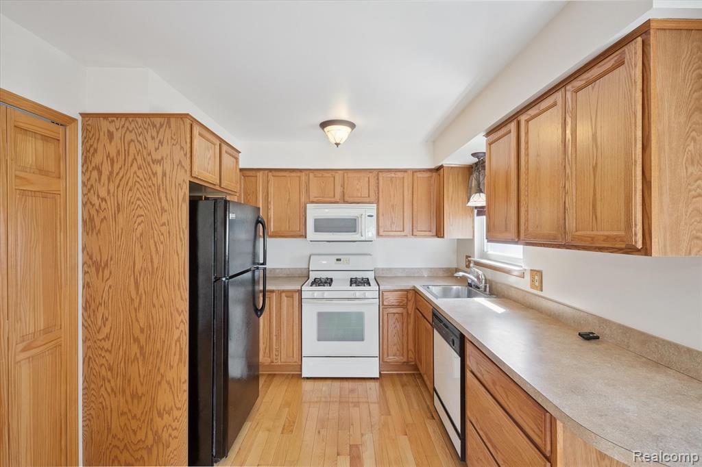 429 Cambridge Avenue, South Lyon, MI 48178 — Photo 12
