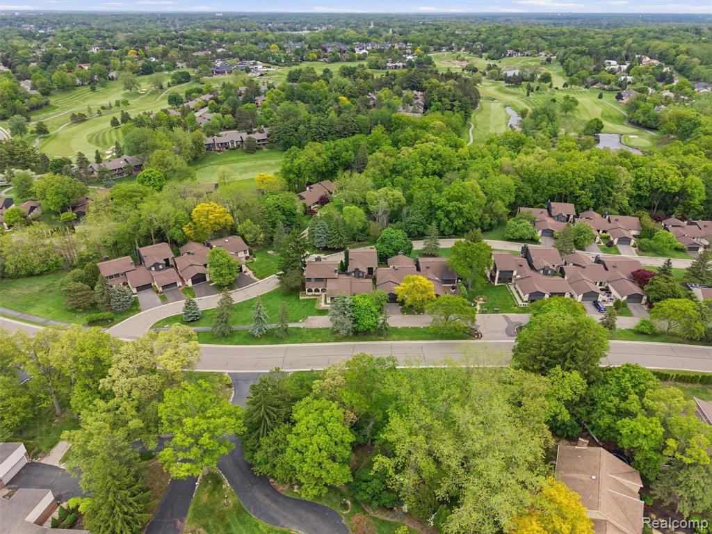4261 Wabeek Lake Drive S, Bloomfield Hills, MI 48302 — front exterior