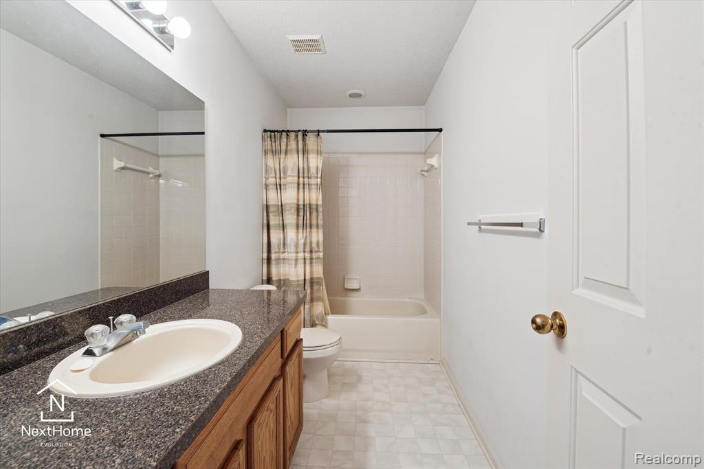 23490 READING, Trenton, MI 48183 — Photo 23