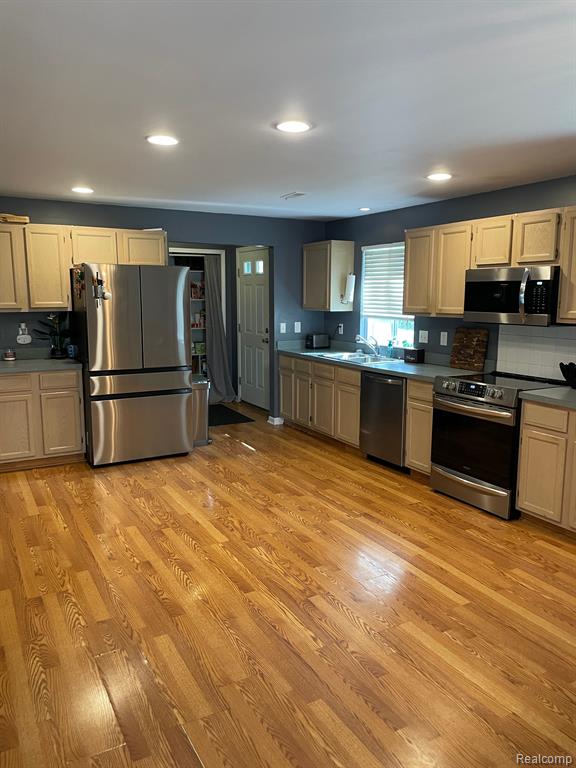 6508 Cloverton Drive, Waterford, MI 48329 — Photo 11