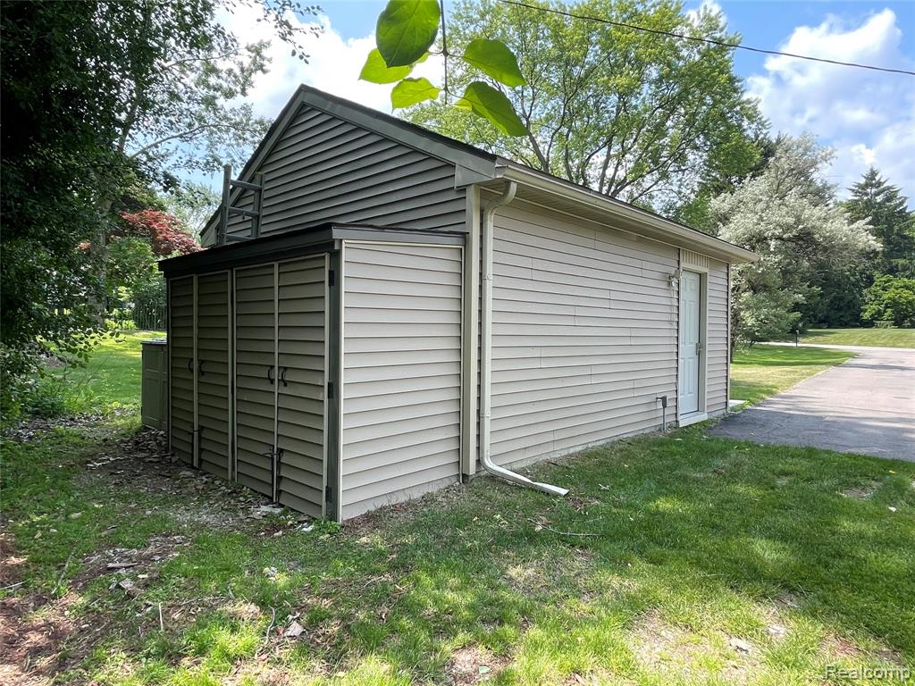 21150 E Chigwidden Street, Northville, MI 48167 — Photo 32