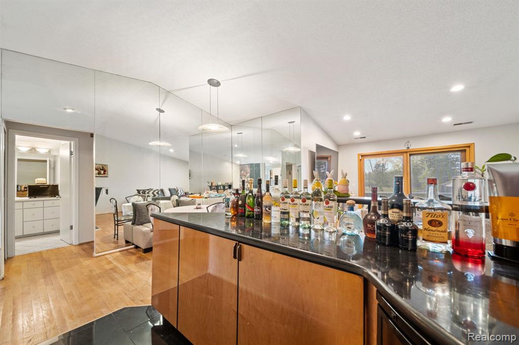 6540 RIDGEFIELD Circle, 204, West Bloomfield, MI — Photo 4