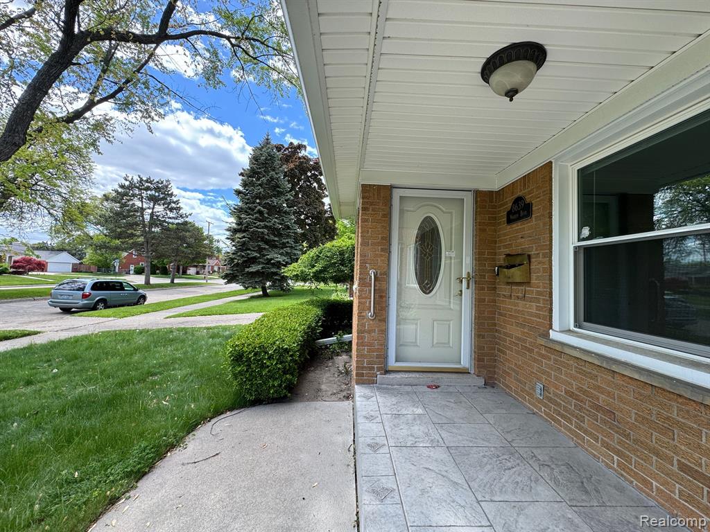 8639 WARREN Boulevard, Center Line, MI 48015 — Photo 2