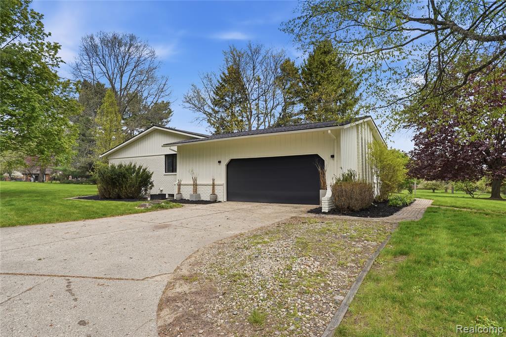 11221 Meadowood Drive, Brighton, MI 48114 — Photo 38