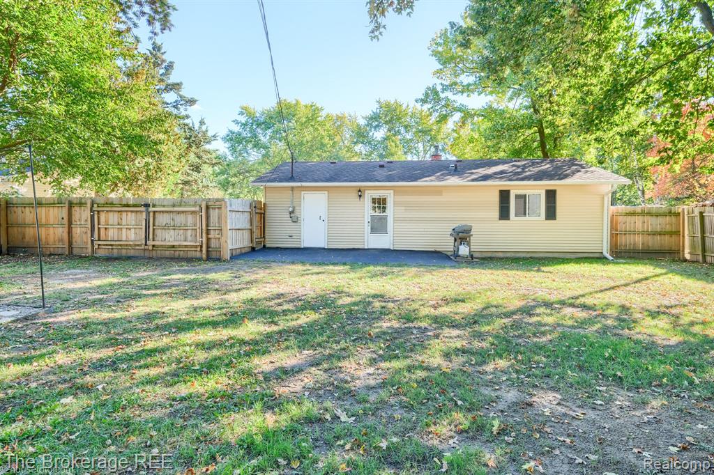 6230 Woodsdale Drive, Grand Blanc, MI 48439 — Photo 8