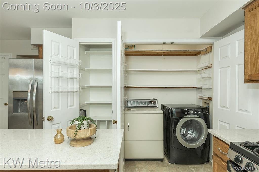 435 Thornridge Court, Rochester Hills, MI 48307 — Photo 15
