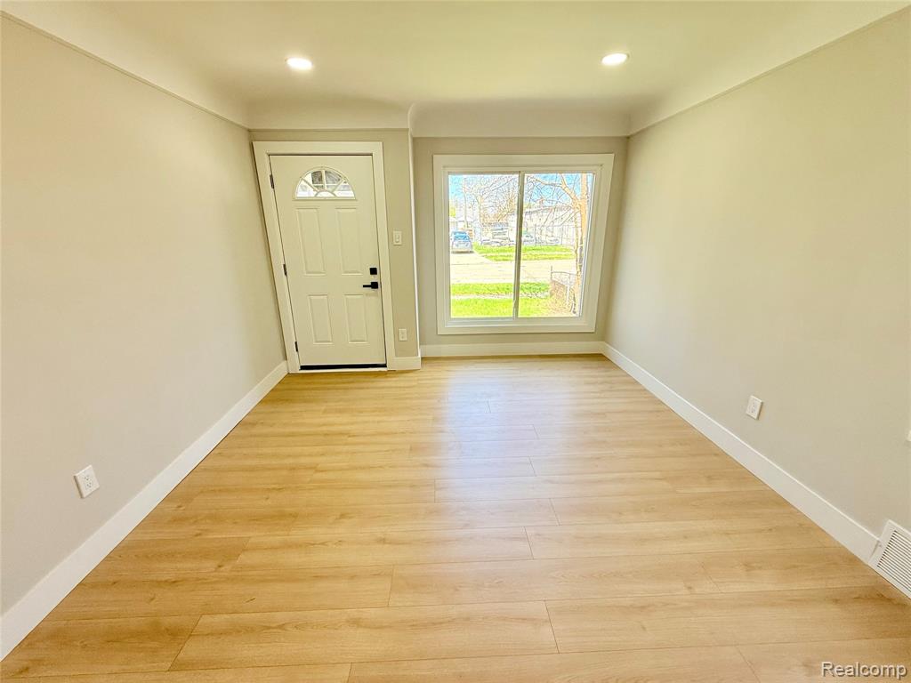828 E Elza Avenue, Hazel Park, MI 48030 — Photo 7