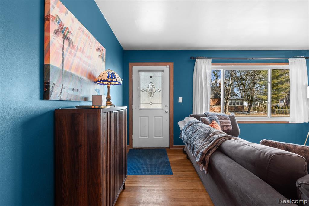 592 E Dallas Avenue, Madison Heights, MI 48071 — Photo 2