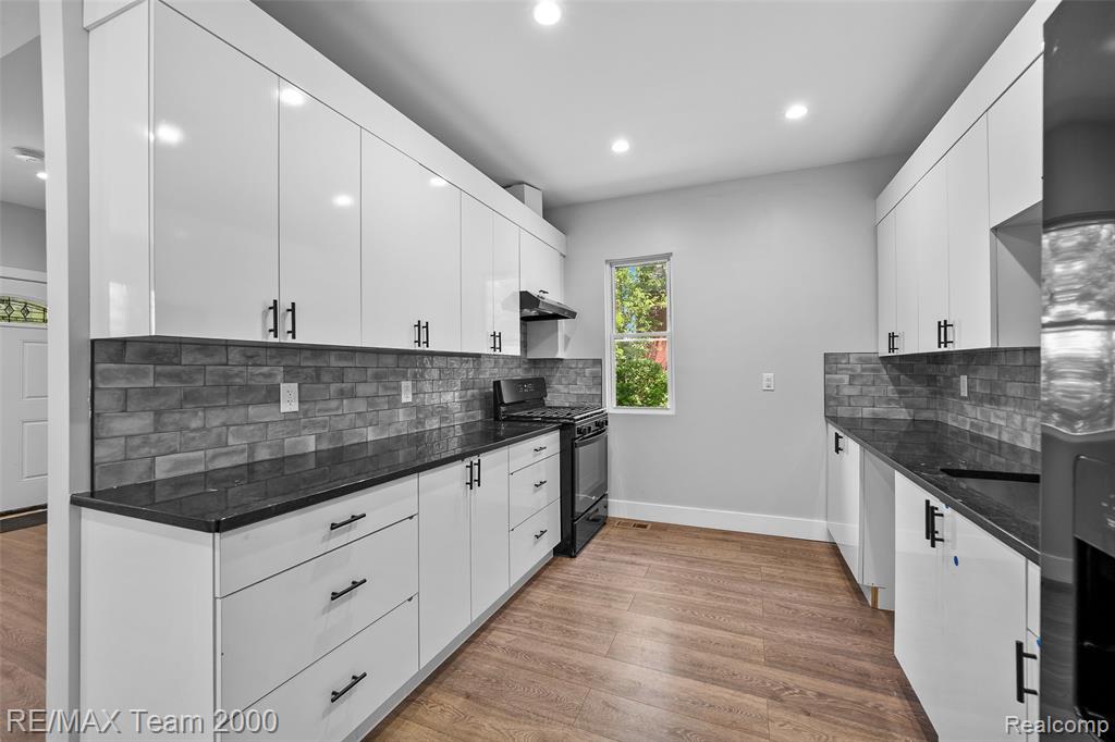 616 ENGLEWOOD Street, Detroit, MI 48202 — Photo 12