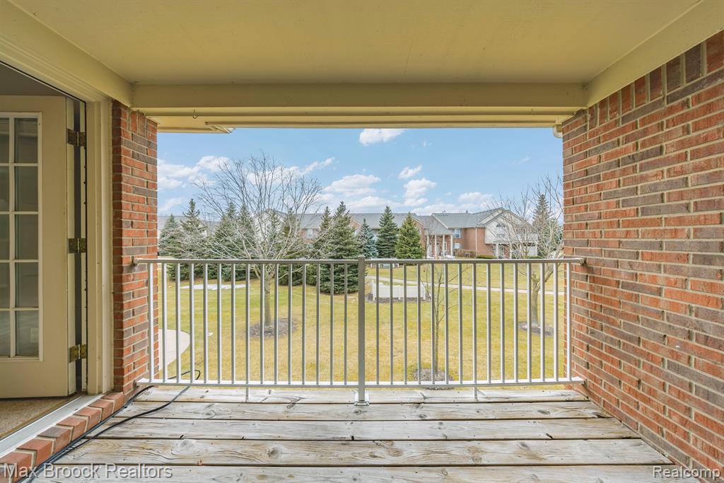 9203 FARMINGDALE Lane, Walled Lake, MI 48390 — Photo 20