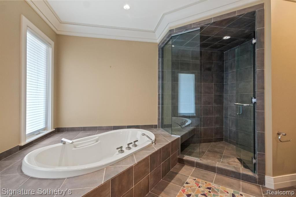 82 CHATEAUX DU LAC, Fenton, MI 48430 — Photo 38