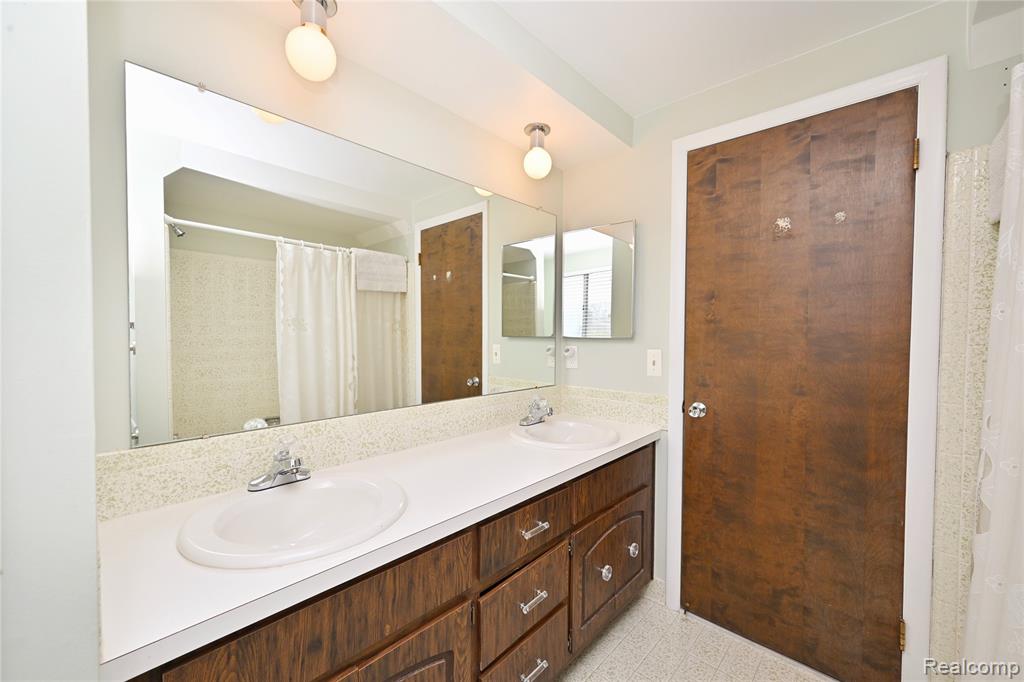 6132 Ledgeway Drive, West Bloomfield, MI — Photo 26