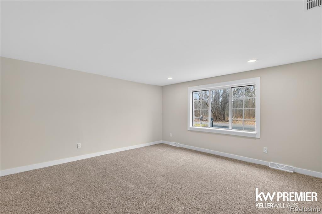 5658 Crescent Road, Waterford, MI 48327 — Photo 11