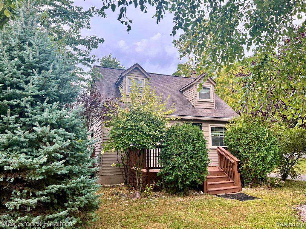615 Leon Road, Walled Lake, MI 48390 — front exterior