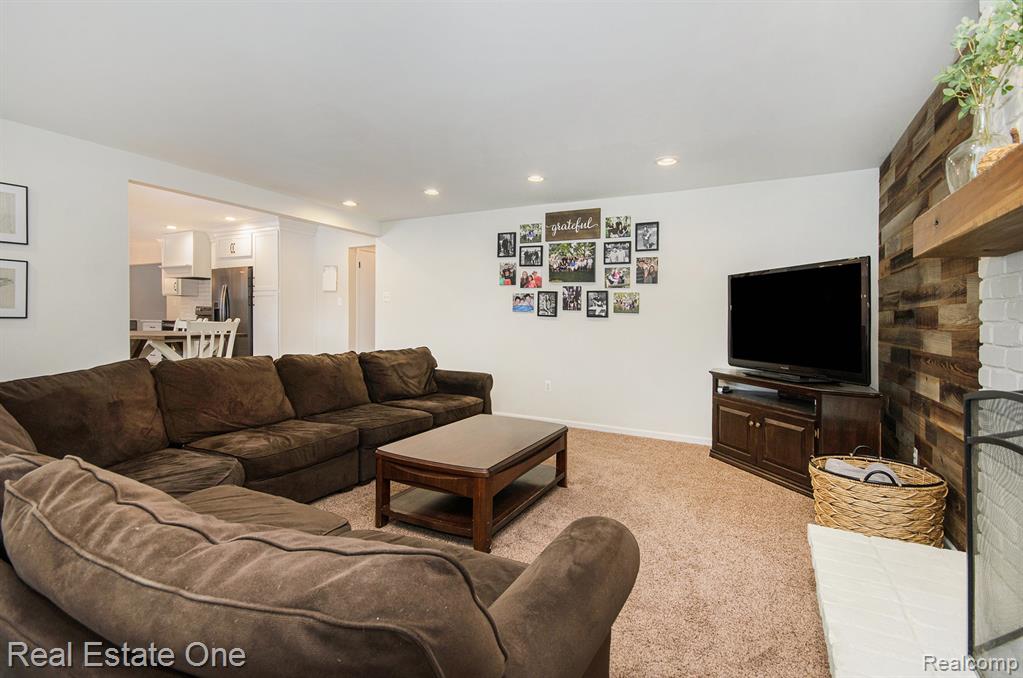 5395 English Drive, Troy, MI 48085 — Photo 13