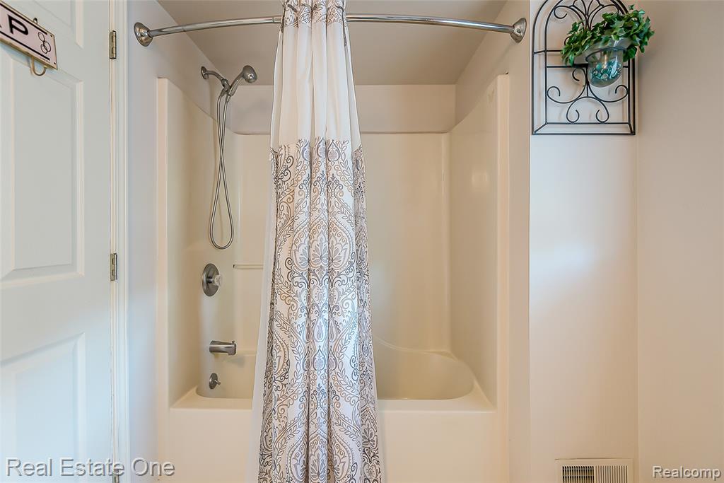 62351 ARLINGTON Circle, 1, South Lyon, MI 48178 — Photo 18