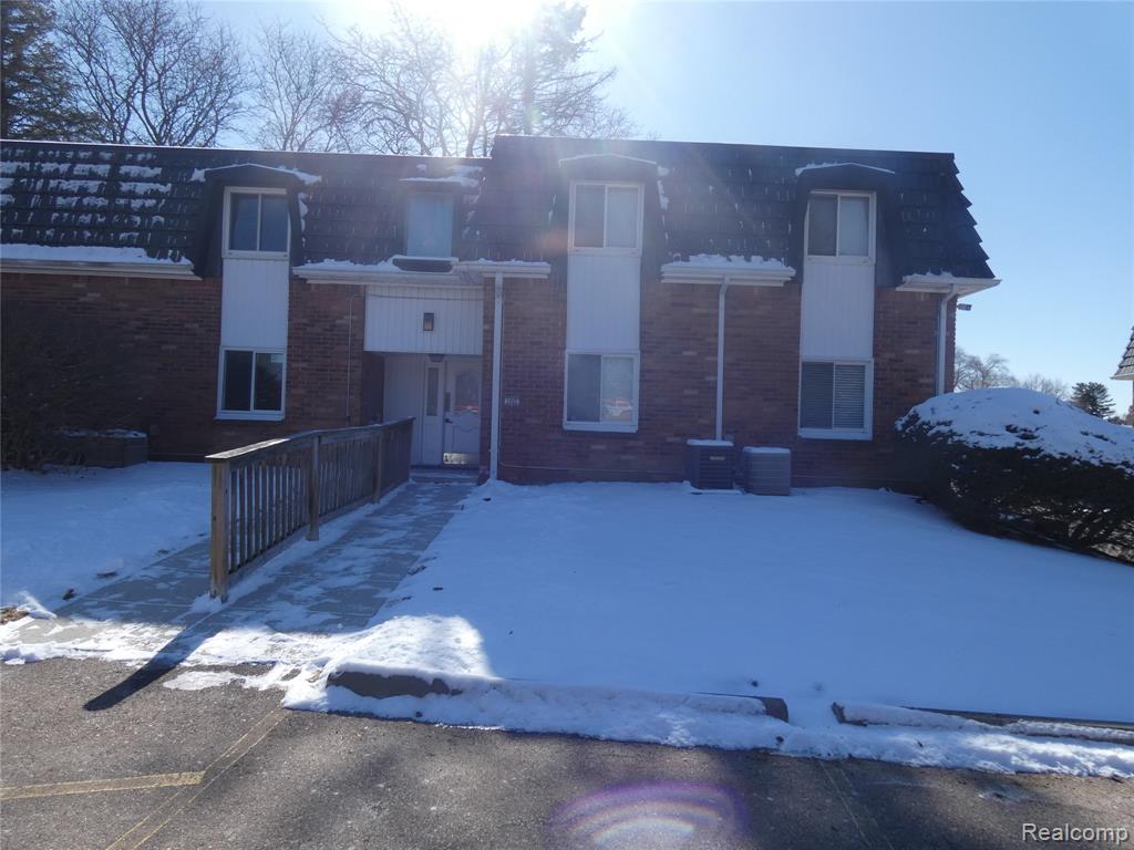 1862 Colonial Village Way, 3, Waterford, MI 48328 — front exterior
