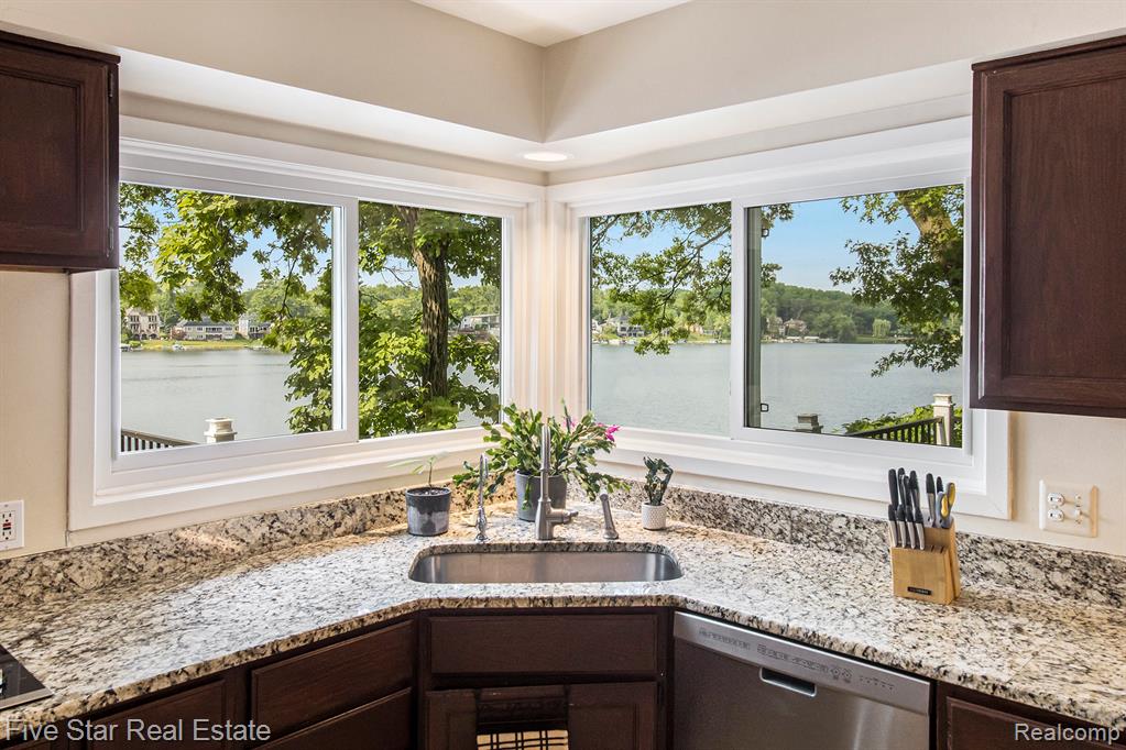 7025 Dandison Boulevard, West Bloomfield, MI 48324 — Photo 24