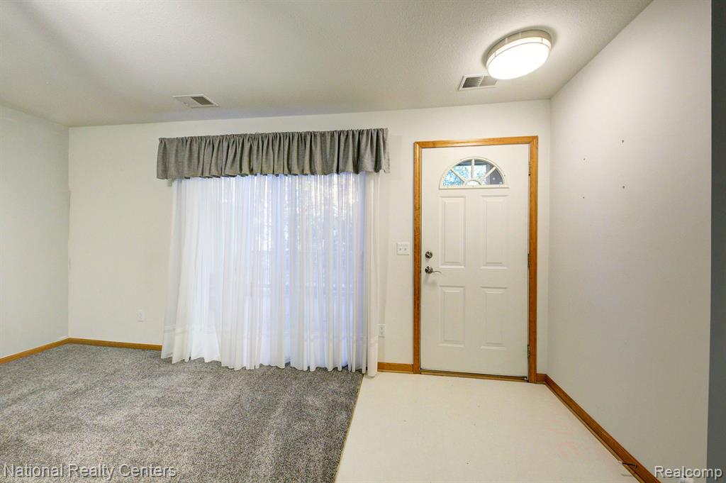 306 MARIGOLD Circle, Westland, MI — Photo 3