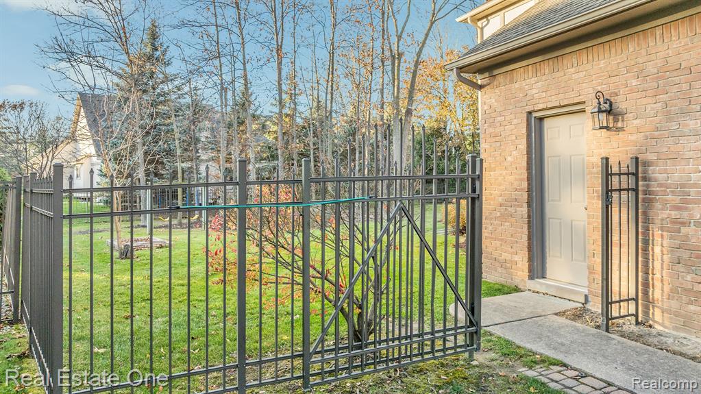 43581 NAVES Court, Clinton Twp, MI 48038 — Photo 60