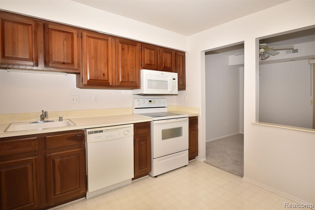 30475 W 14 Mile Rd, 74, Farmington, MI 48334 — Photo 12