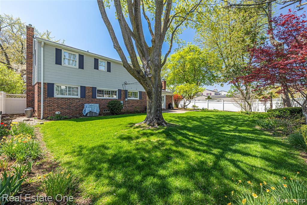 25574 Wilson Drive, Dearborn Heights, MI 48127 — Photo 14