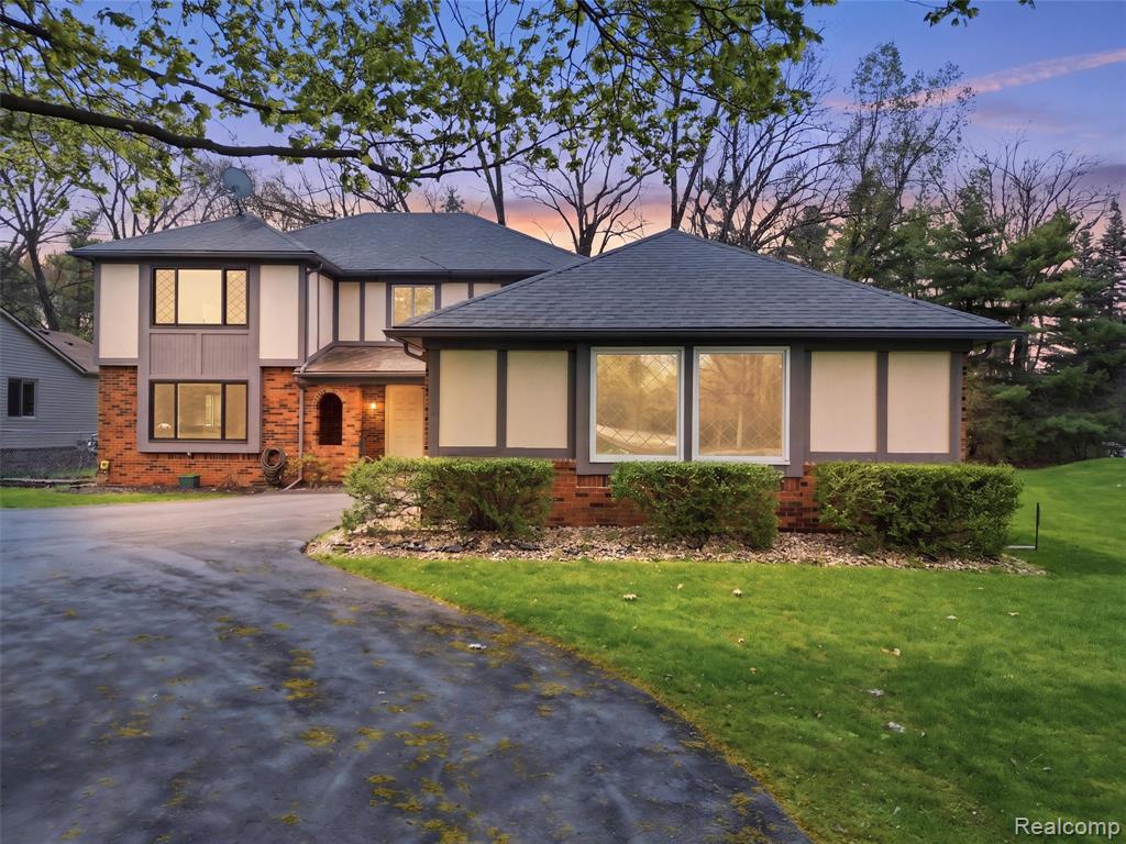 5800 Naneva Court, West Bloomfield, MI — Photo 2
