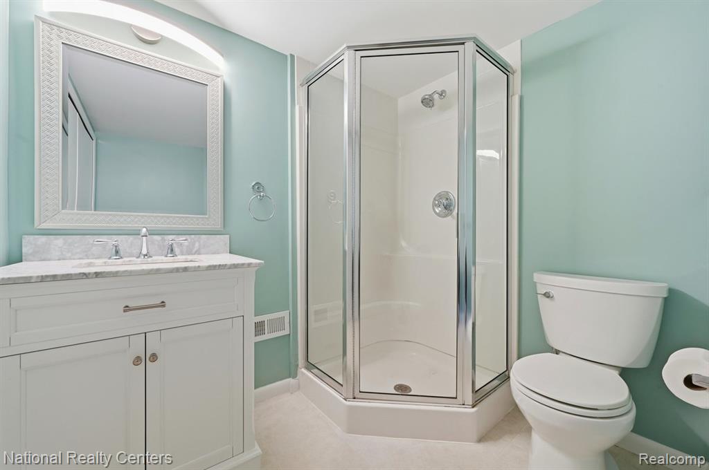 5595 Birdview Heights, Orchard Lake Village, MI 48324 — Photo 20