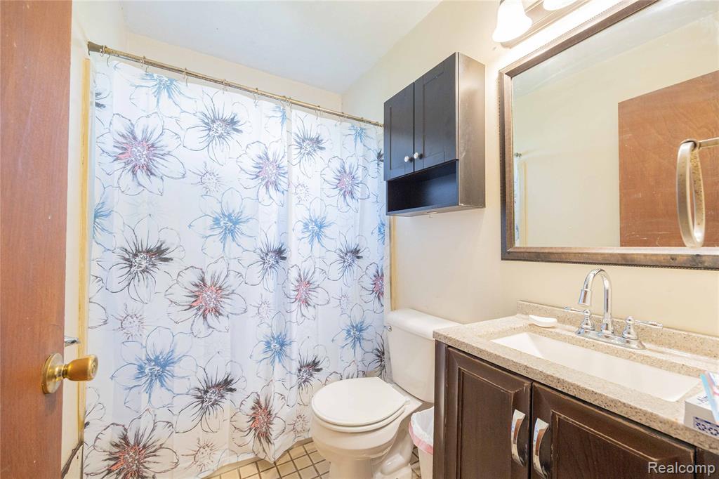 23300 N Brookside Drive, Dearborn Heights, MI 48125 — Photo 19