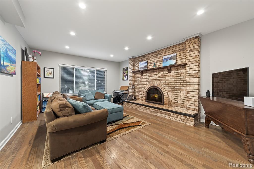 3960 Kings Point Drive, Troy, MI 48083 — Photo 8