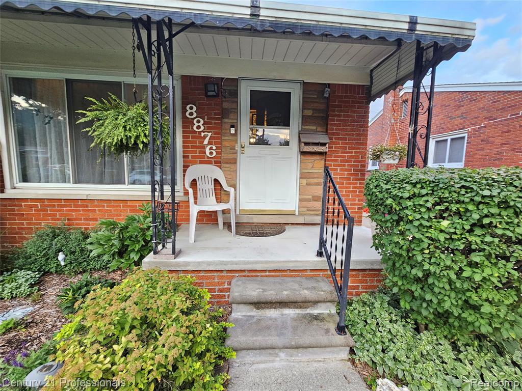 8876 Robindale, Redford, MI 48239 — Photo 2