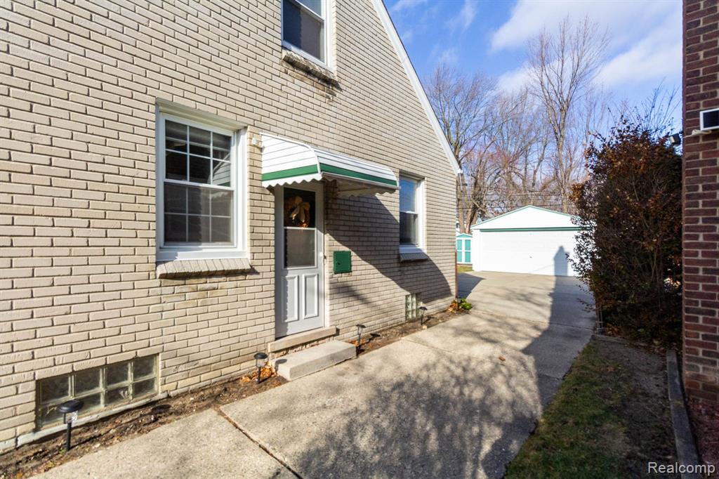 20927 Hawthorne Street, Harper Woods, MI 48225 — Photo 2