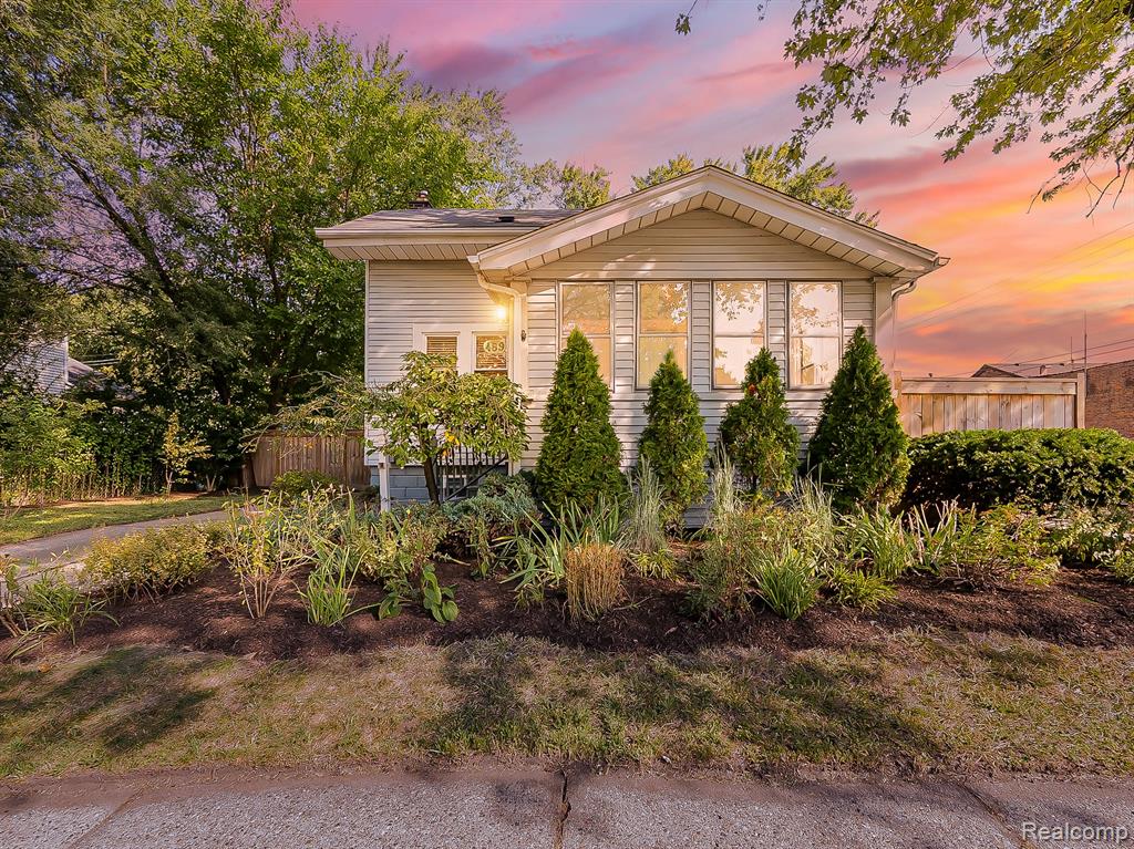 489 E Cambourne Street, Ferndale, MI 48220 — front exterior