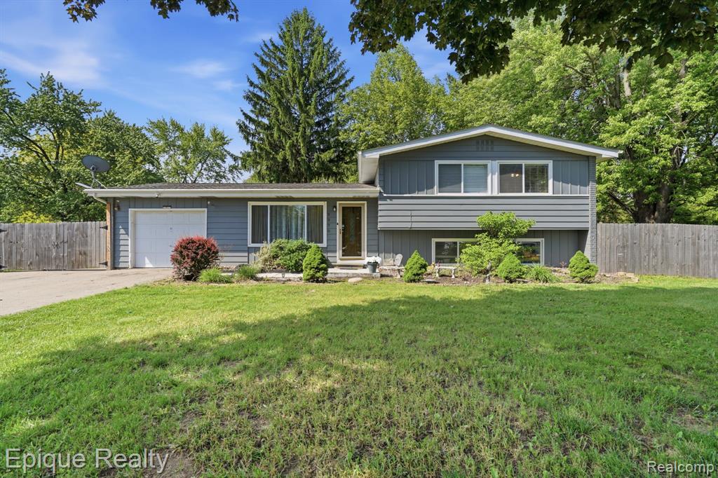 5370 Oaktree Court, Flint, MI 48532 — front exterior