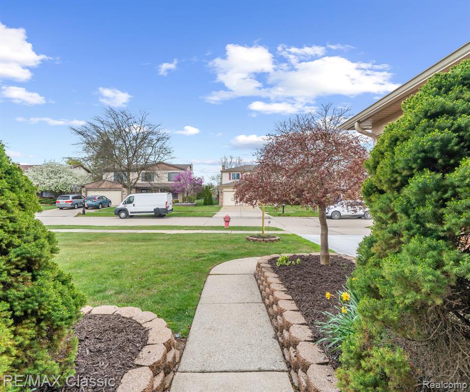 45597 HOLMES Drive, Canton, MI 48187 — Photo 6
