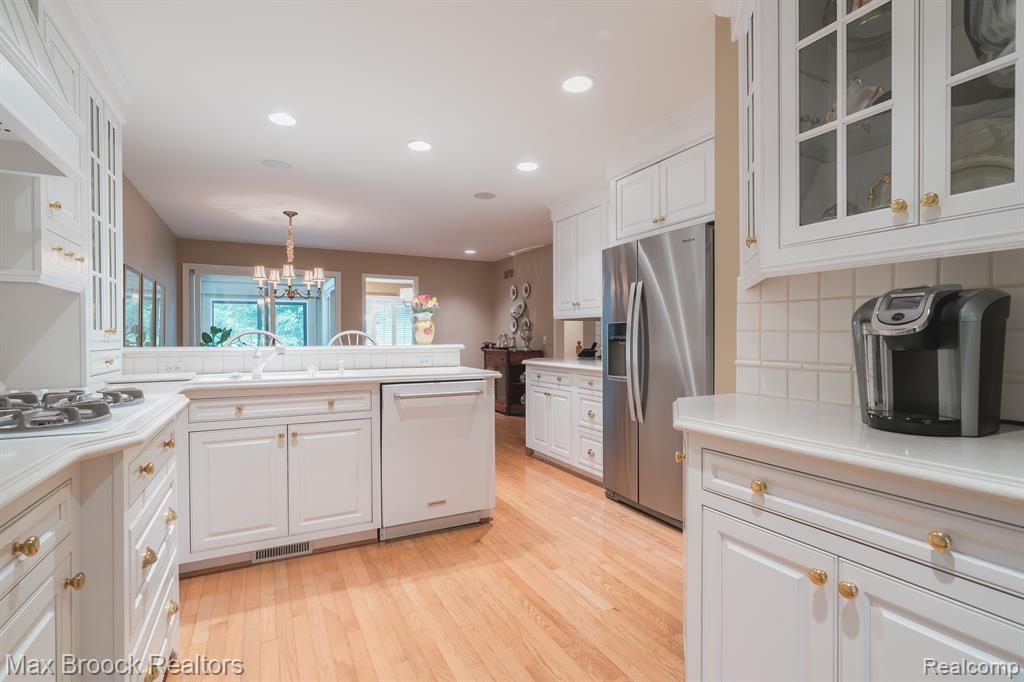 2426 HICKORY GLEN Drive, Bloomfield Hills, MI 48304 — Photo 18
