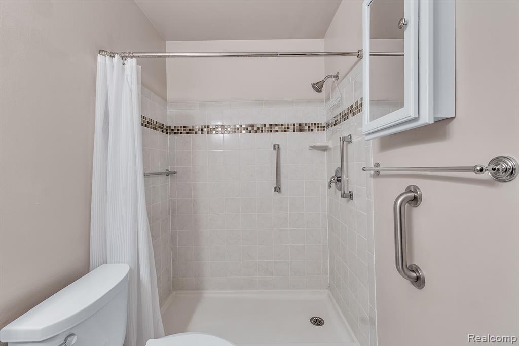 1842 COLONIAL VILLAGE Way, 2, Waterford, MI 48328 — Photo 24