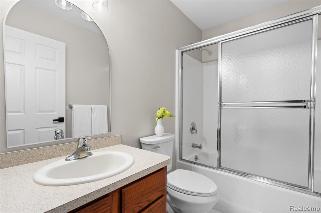 990 Waters Edge Lane, Fenton, MI 48430 — Photo 30