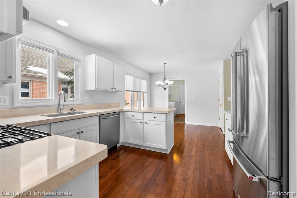 40121 Streamwood Court, Sterling Heights, MI 48310 — Photo 10