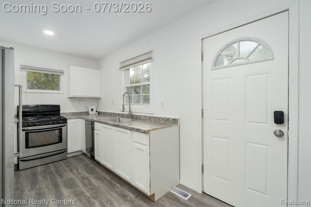 8104 Jackson Avenue, Warren, MI 48089 — Photo 7