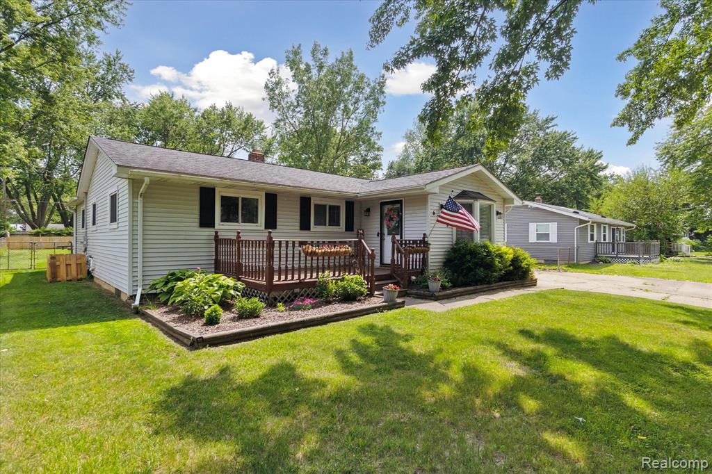 6279 Woodsdale Drive, Grand Blanc, MI 48439 — Photo 2