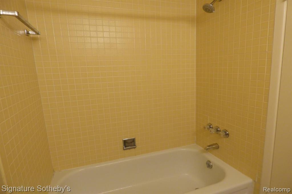 640 E FOX HILLS Drive, Bloomfield Hills, MI 48304 — Photo 11