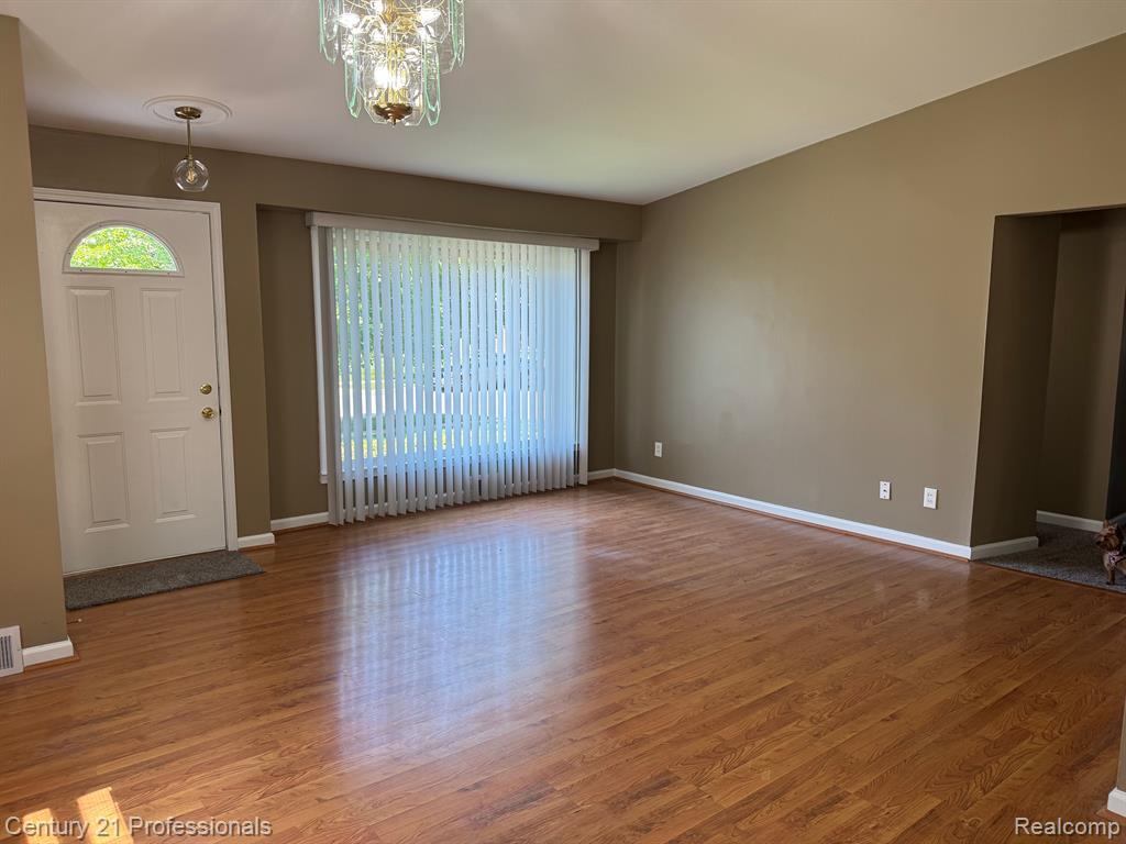 6908 BURNLY Street, Garden City, MI — Photo 9