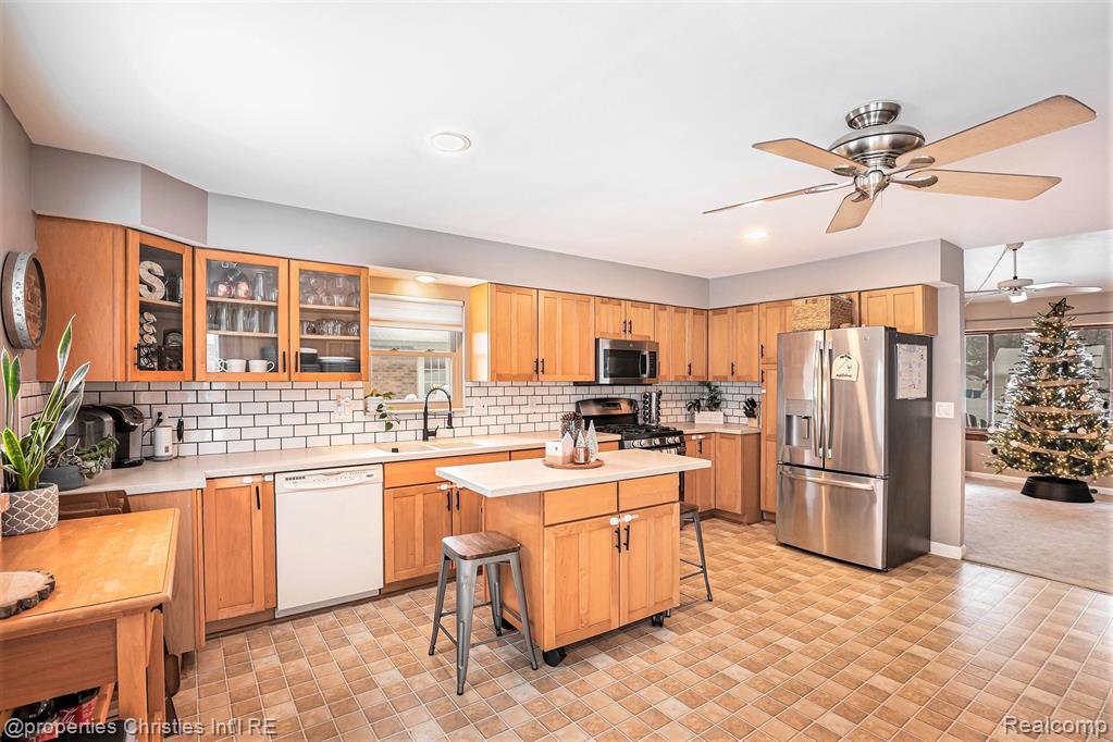3990 Cresthaven Drive, Waterford, MI 48328 — Photo 8