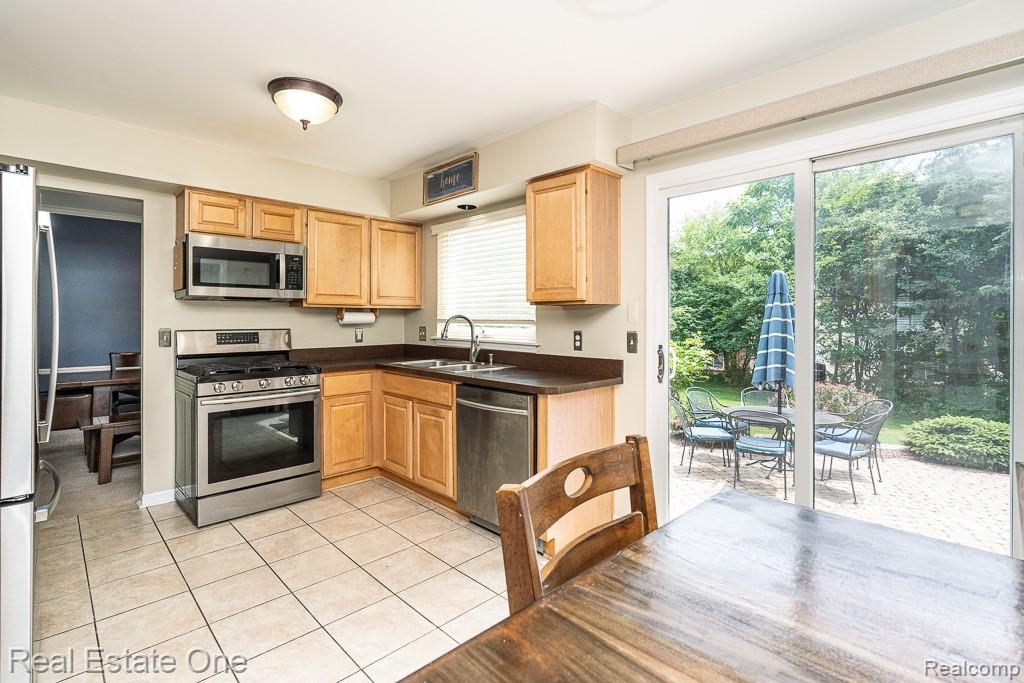 606 Whitney Drive, Rochester Hills, MI 48307 — Photo 9