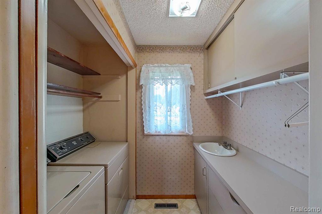 4395 OLD CARRIAGE Road, Flint, MI 48507 — Photo 18