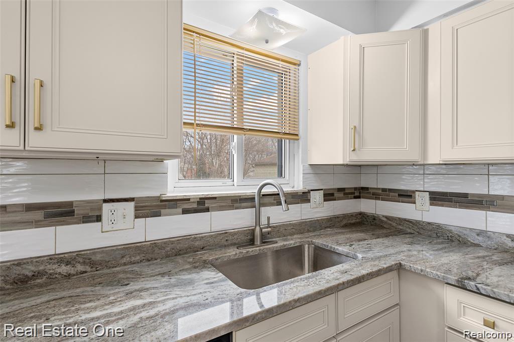 8456 Robindale Avenue, Dearborn Heights, MI 48127 — Photo 8